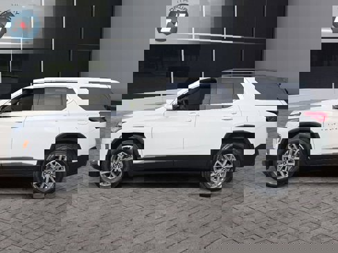 Used 2023 Chevrolet Traverse LT image 2
