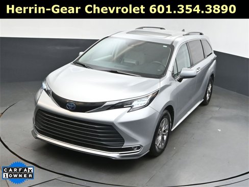 Used 2023 Toyota Sienna XLE image 29