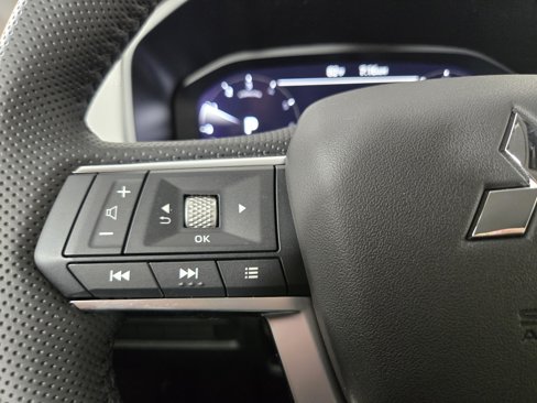 New 2025 Mitsubishi Outlander SE image 15