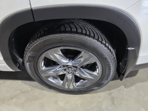 Used 2018 Toyota Highlander AWD V6 image 22