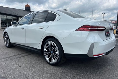 Used 2024 BMW i5 eDrive40i w/ Convenience Package image 4