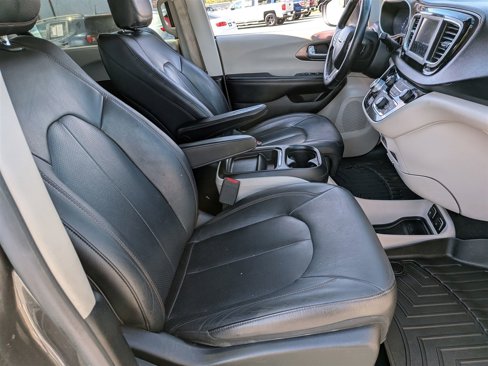 Used 2019 Chrysler Pacifica Touring-L image 34