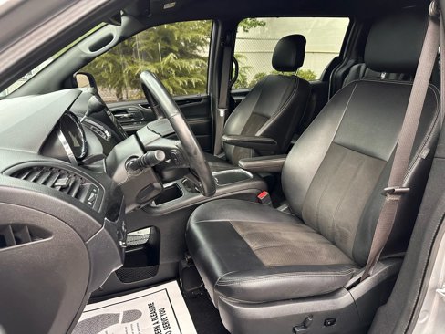 Used 2019 Dodge Grand Caravan SXT w/ Driver Convenience Group image 8