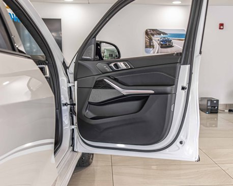 Used 2025 BMW X7 M60i w/ Climate Comfort Package image 45