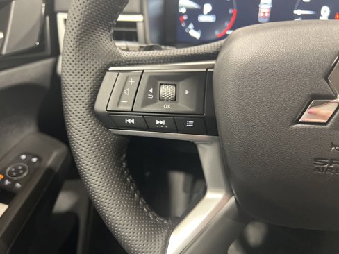 New 2025 Mitsubishi Outlander SE image 17