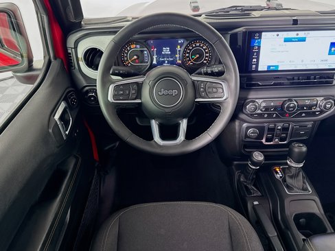 Used 2025 Jeep Wrangler Sahara image 16