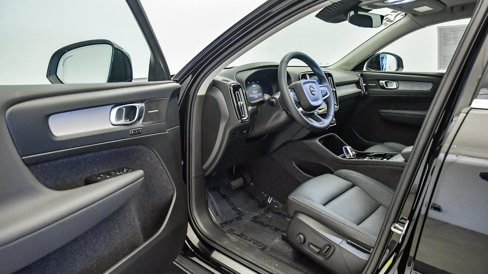 Certified 2025 Volvo XC40 B5 Plus w/ Climate Package image 21
