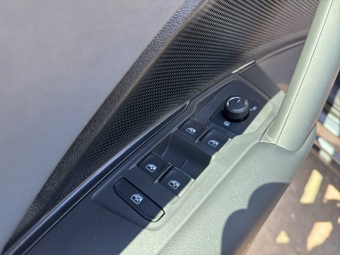 New 2025 Volkswagen Tiguan SE image 11