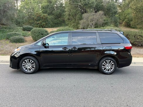 Used 2020 Toyota Sienna XLE image 2