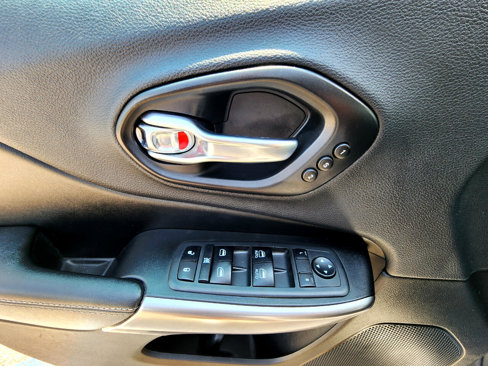 Used 2019 Jeep Cherokee Limited image 15