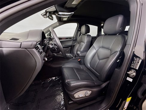 Used 2023 Porsche Macan Turbo image 5