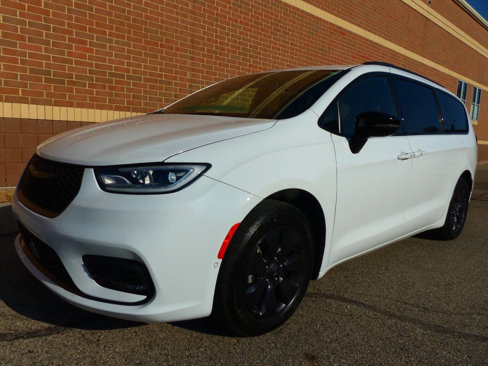 Used 2024 Chrysler Pacifica Touring-L w/ S Appearance Package image 6