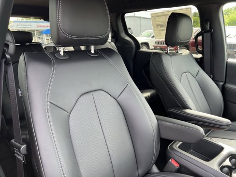 New 2026 Chrysler Pacifica Select image 14