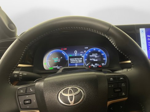 Certified 2025 Toyota Crown Signia image 13