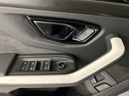 Used 2025 Lamborghini Urus SE image 27