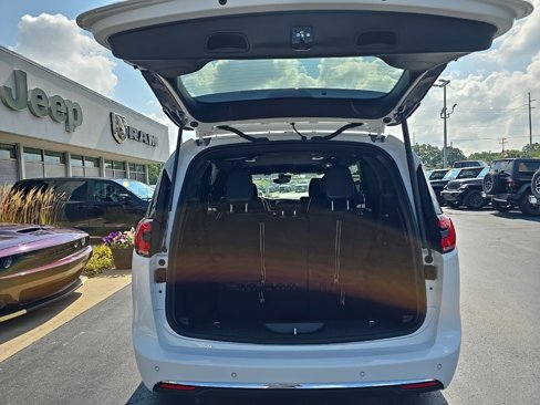 New 2026 Chrysler Pacifica Select image 16