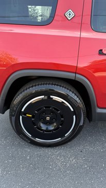 Used 2025 Rivian R1S Adventure image 4