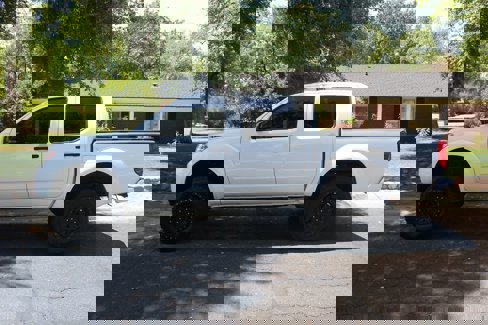 Used 2019 Nissan Frontier SV image 2