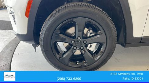 Used 2023 Jeep Grand Cherokee Limited w/ Black Appearance Package image 9
