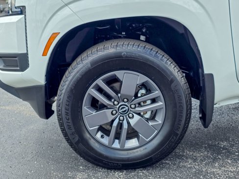 Used 2025 Nissan Frontier SV image 15