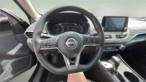 Used 2025 Nissan Altima 2.5 SV image 8