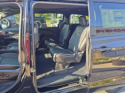 New 2026 Chrysler Pacifica Limited w/ S Appearance Package image 15