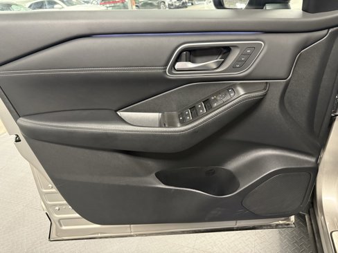 Used 2025 Nissan Rogue Platinum w/ Tech Package image 8