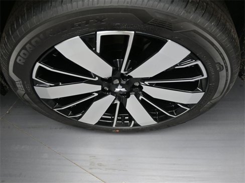 New 2025 Mitsubishi Outlander SE image 9