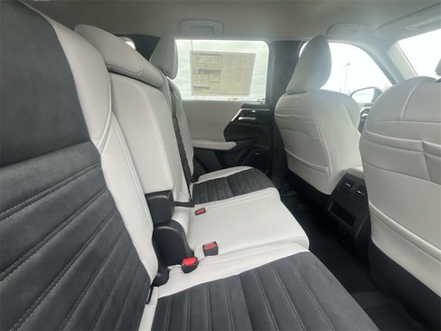 New 2025 Mitsubishi Outlander SE image 16