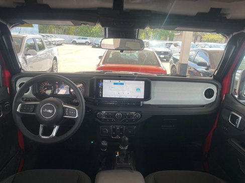 Used 2025 Jeep Wrangler Sahara image 32