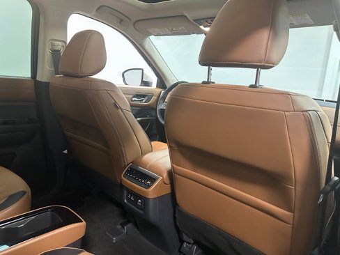 Used 2024 Nissan Pathfinder Platinum image 85