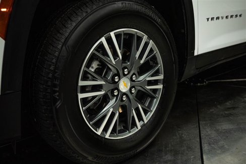Used 2025 Chevrolet Traverse LT image 3