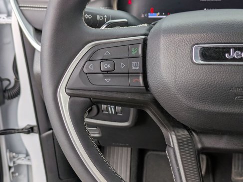 Used 2024 Jeep Grand Cherokee Laredo image 19