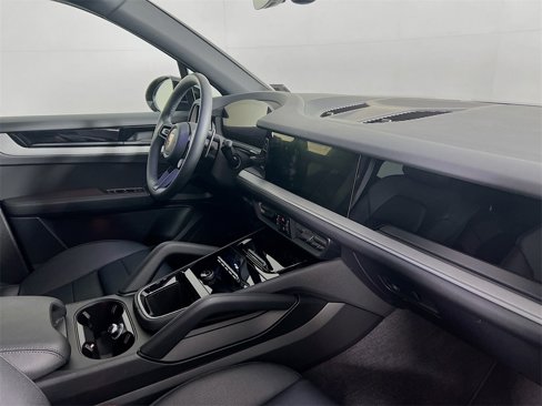 Used 2025 Porsche Cayenne image 32