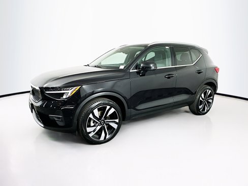 Used 2025 Volvo XC40 B5 Plus image 3