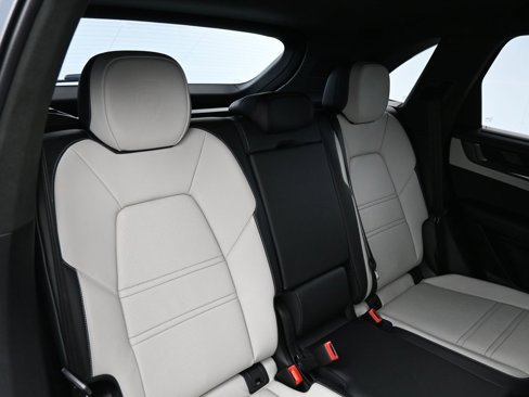 Certified 2025 Porsche Cayenne GTS image 18