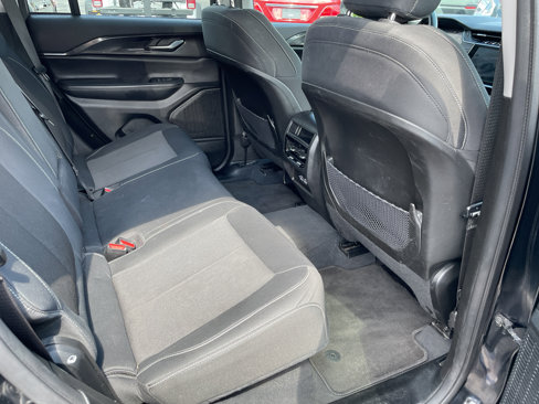 Used 2023 Jeep Grand Cherokee Laredo image 13