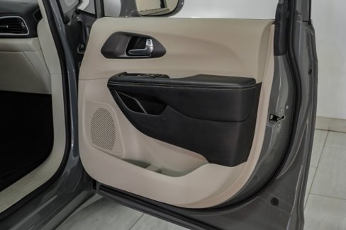 Used 2022 Chrysler Pacifica Touring-L image 37