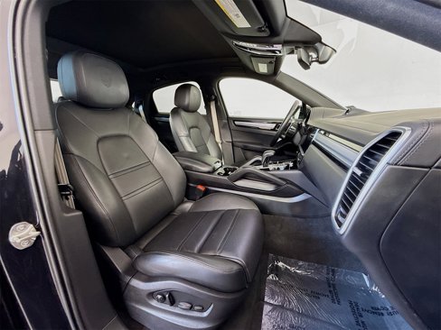 Certified 2022 Porsche Cayenne Platinum Edition image 22