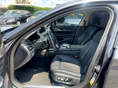 Used 2021 BMW 740i w/ Premium Package image 7