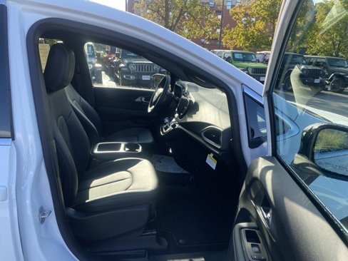 New 2026 Chrysler Voyager LX image 28