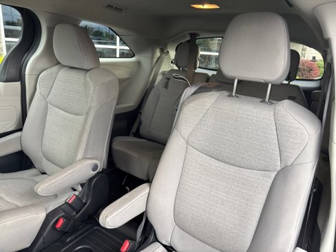 Used 2023 Toyota Sienna LE image 28