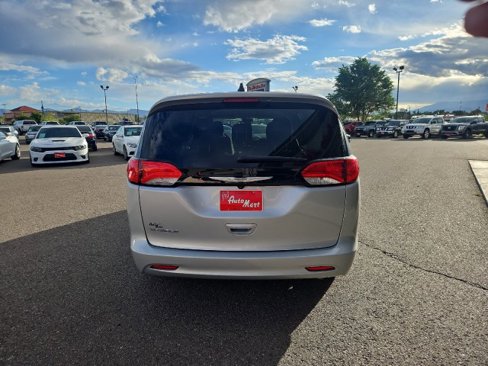 Used 2023 Chrysler Voyager LX image 4