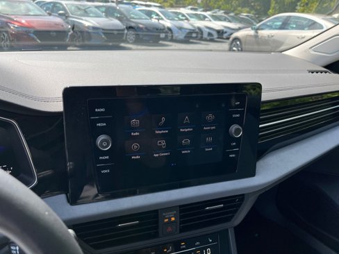 Used 2025 Volkswagen Jetta SE image 20