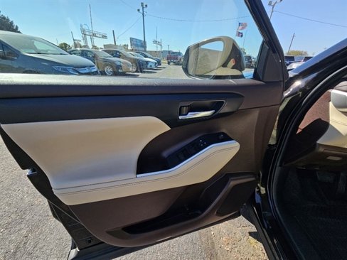 Used 2021 Toyota Highlander XLE image 10