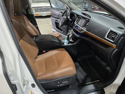 Used 2018 Toyota Highlander AWD V6 image 36