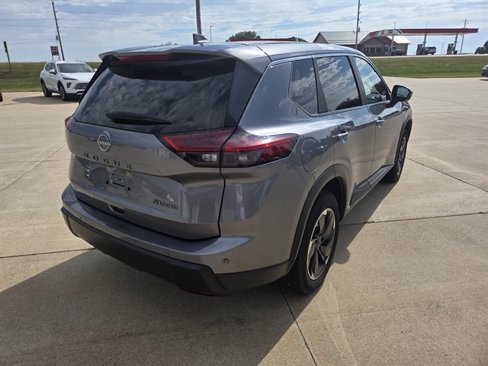 Used 2024 Nissan Rogue SV image 3