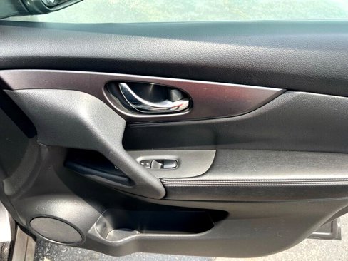 Used 2016 Nissan Rogue S image 9