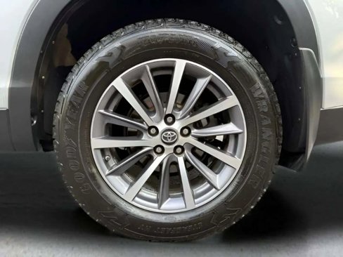 Used 2019 Toyota Highlander XLE image 34