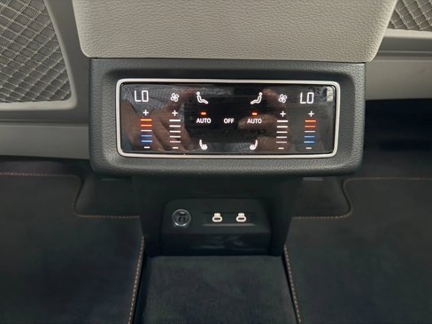 Used 2024 Audi Q8 e-tron Prestige image 29
